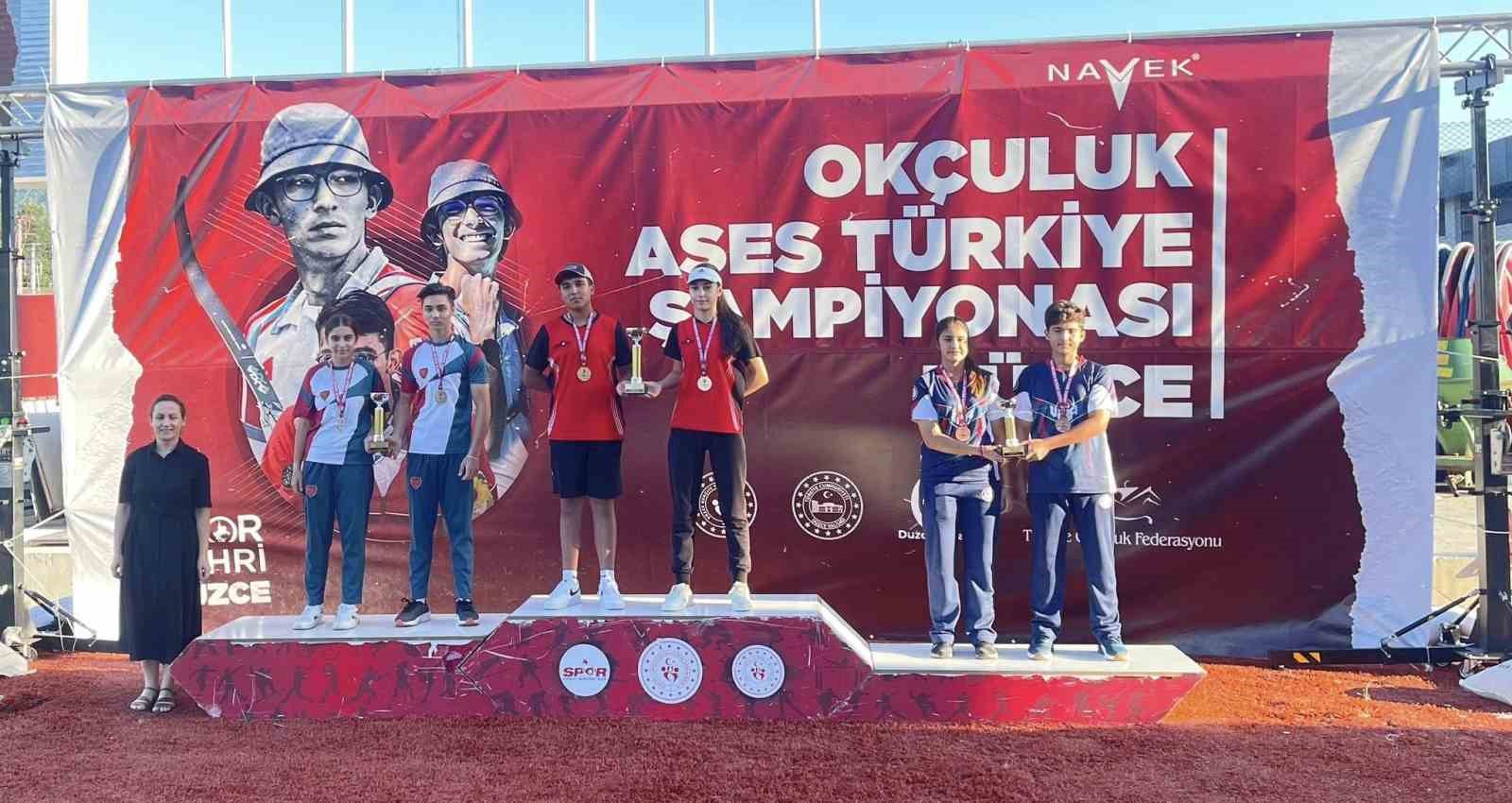 Okçulukta şampiyonlar madalyalarını aldı
