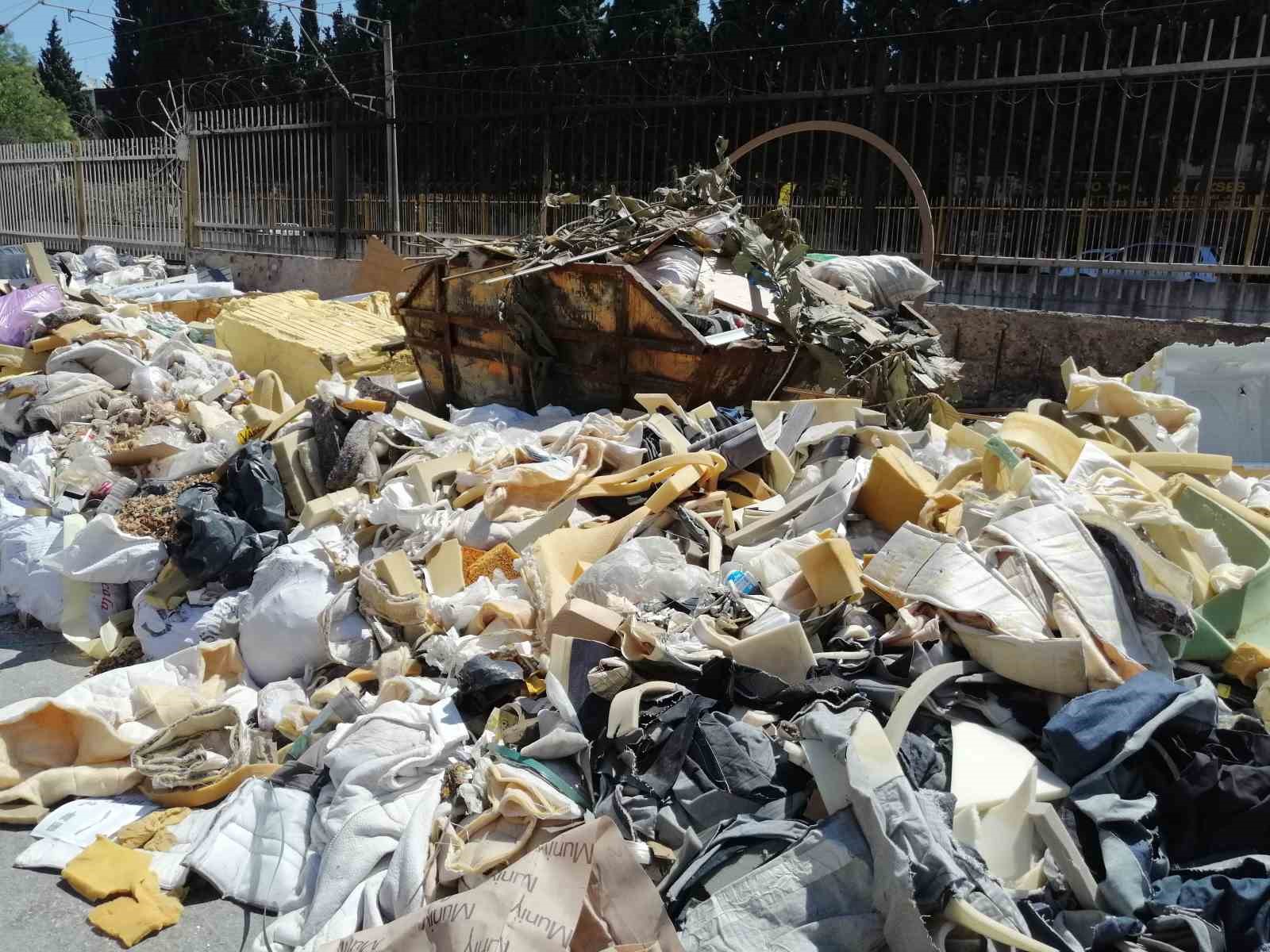 İzmir’in göbeğinde çöp dağları, yangına davetiye çıkarıyor
