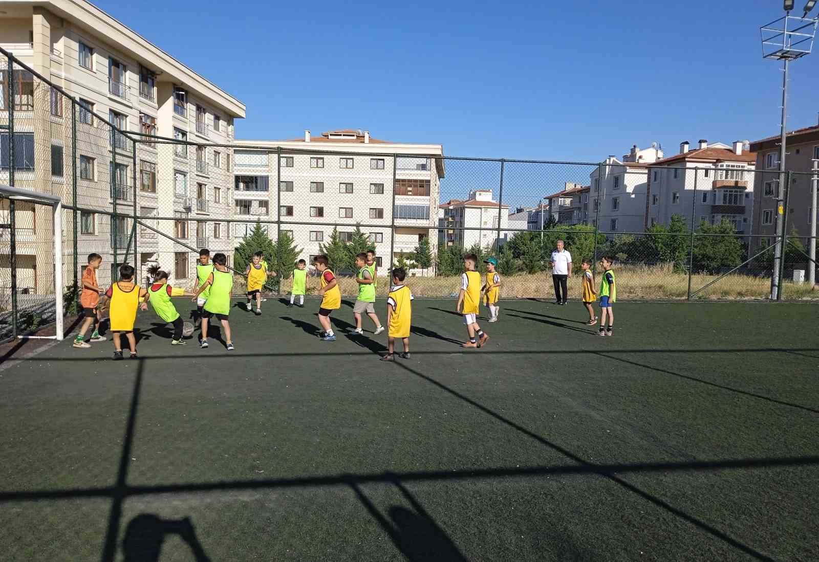 Çocuklara yönelik futbol kursu başladı

