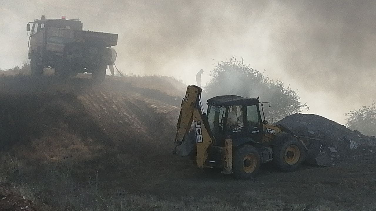 Isparta’da çıkan çöplük yangını ormana sıçramadan söndürüldü