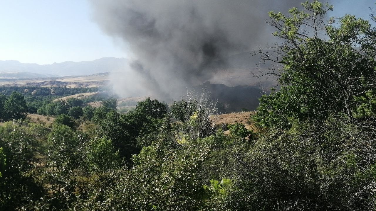Isparta&rsquo;da &ccedil;ıkan &ccedil;&ouml;pl&uuml;k yangını ormana sı&ccedil;ramadan s&ouml;nd&uuml;r&uuml;ld&uuml;
