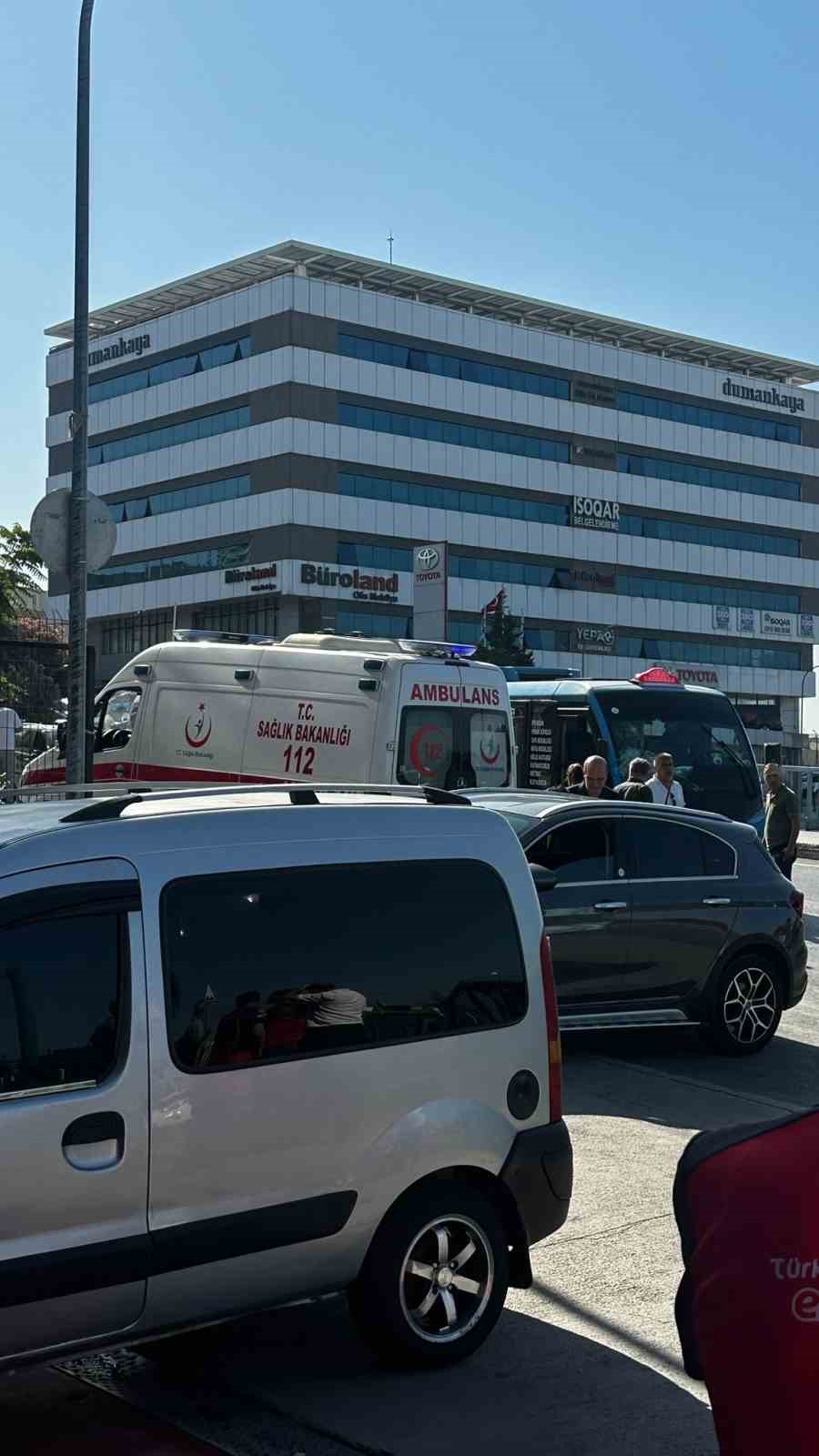 Pendik&rsquo;te 2 minib&uuml;s&uuml;n &ccedil;arpıştığı kazada 8 kişi yaralandı
