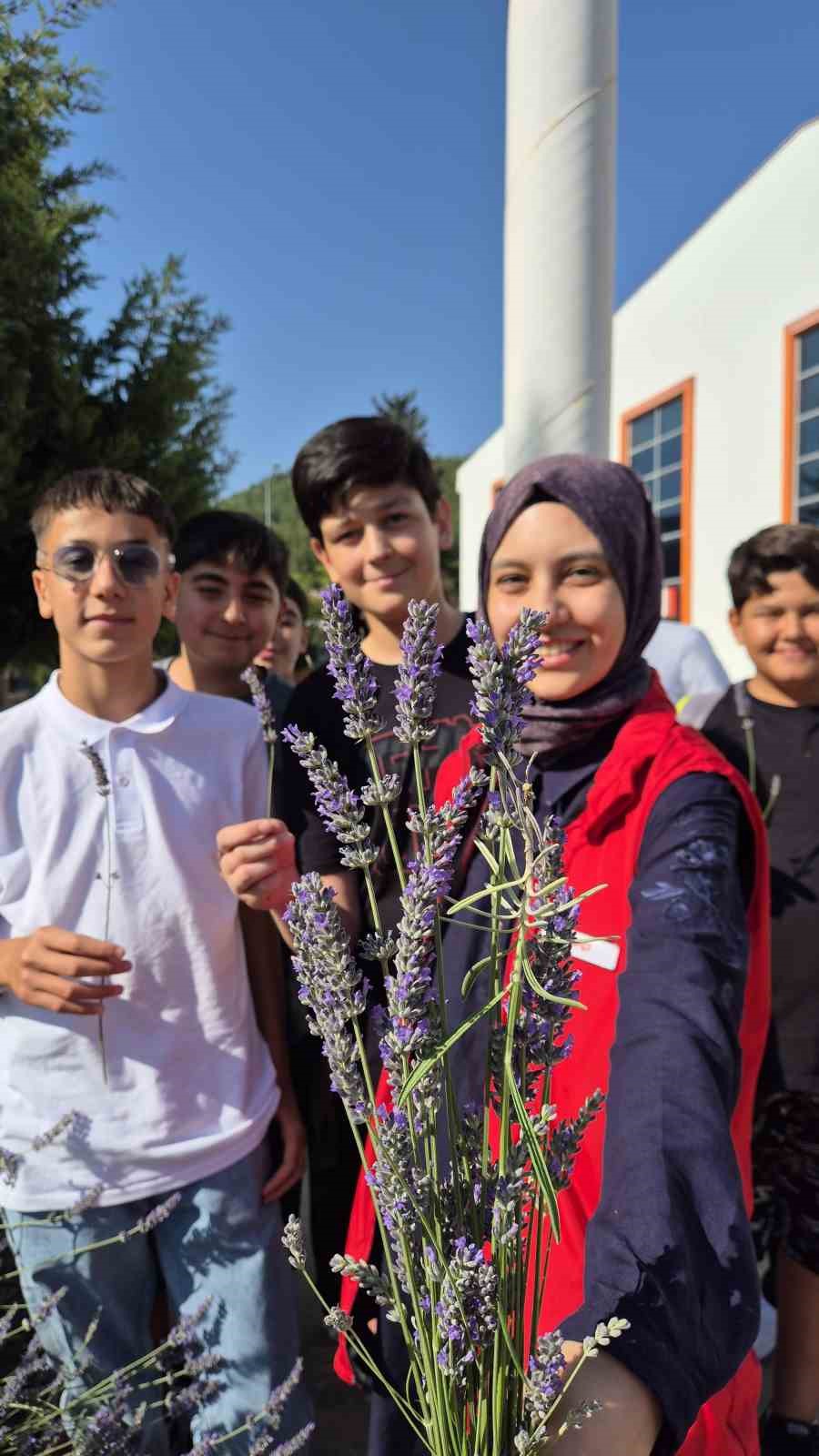 G&ouml;n&uuml;ll&uuml; gen&ccedil;ler lavanta hasadında buluştu
