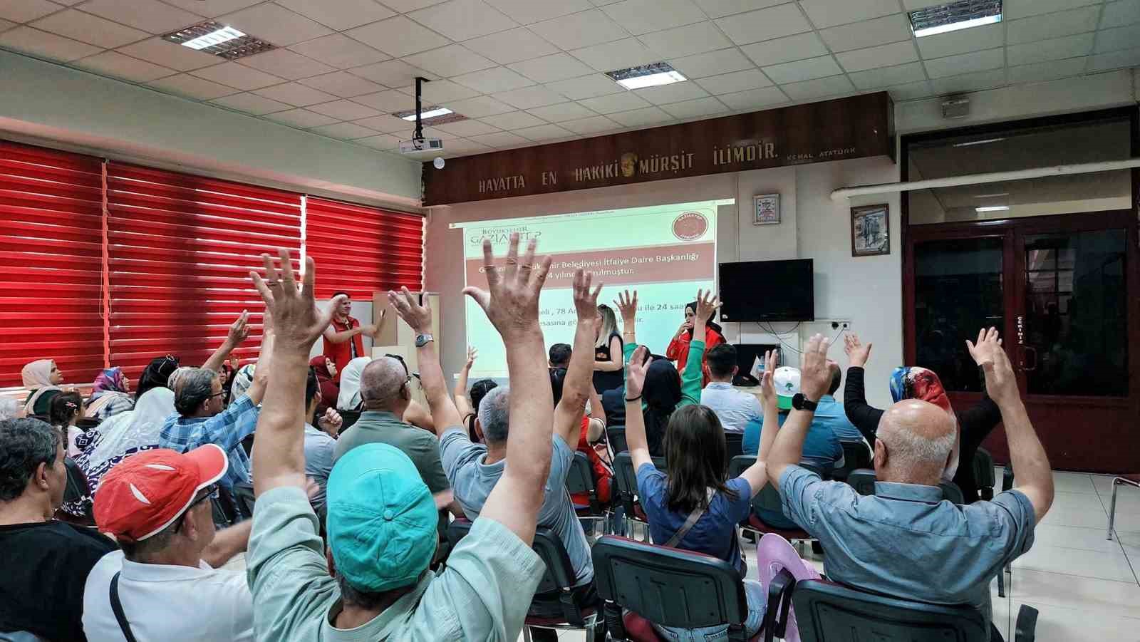 İşitme engelli bireylere yangın söndürme eğitimi