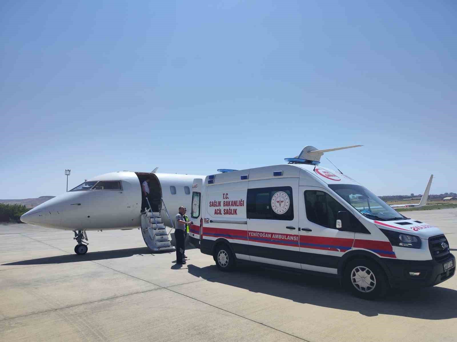 1 aylık bebek görme kaybı yaşamaması için ambulans uçakla hastaneye sevk edildi