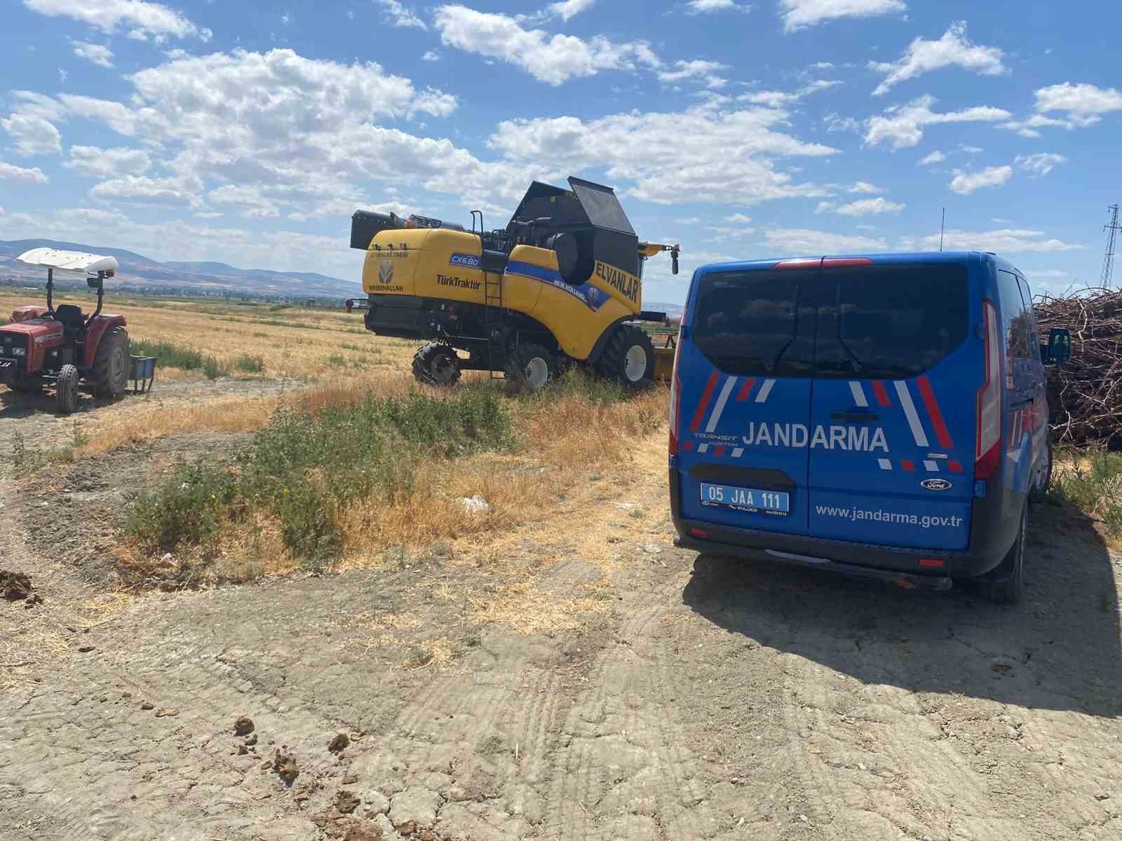 Biçerdöver elektrik hattına çarptı, çıkan kıvılcımlar 13 dönüm buğdayı küle çevirdi