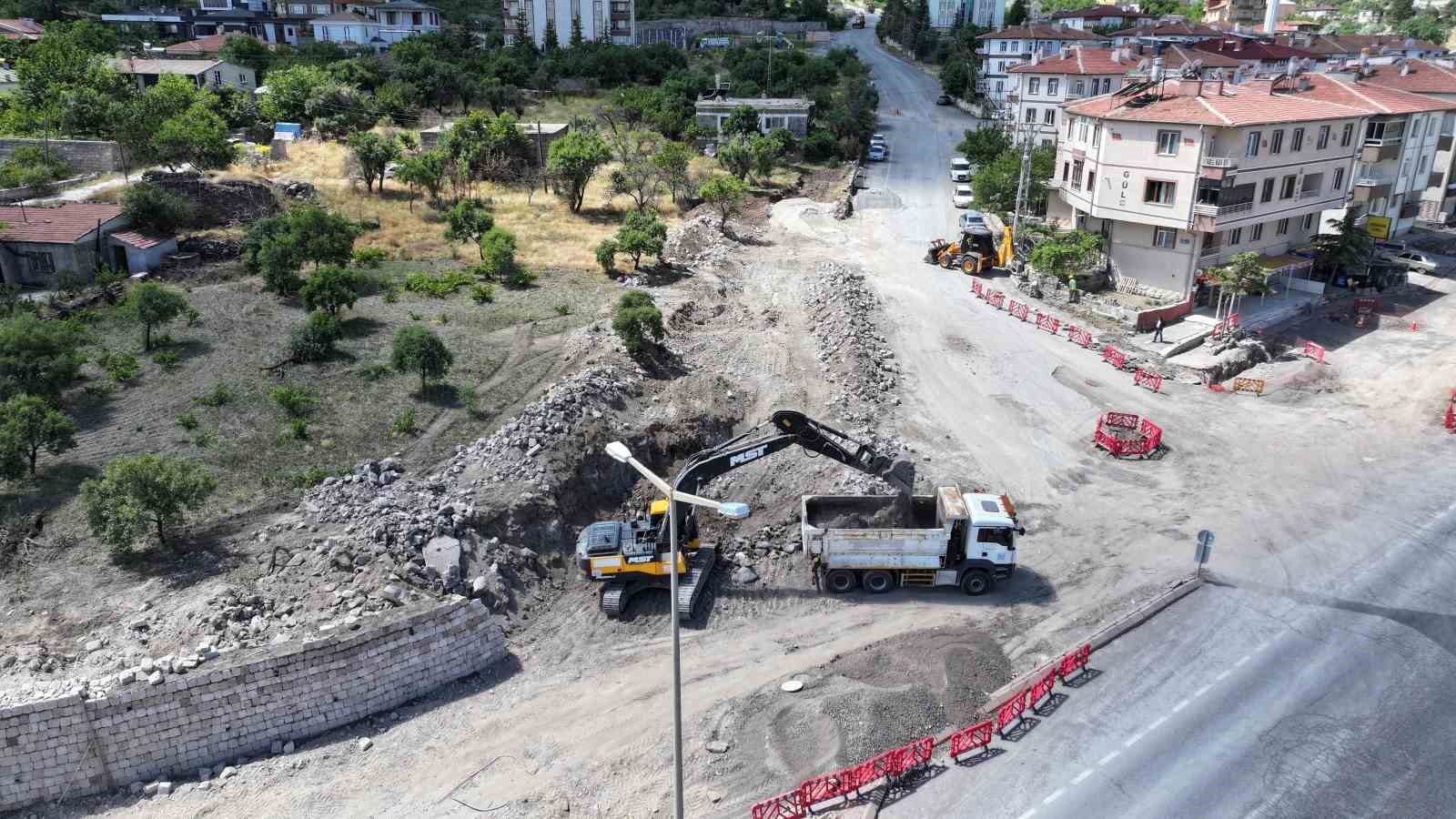 Erciyes Mahallesi’nde yol genişletme çalışmaları sürüyor