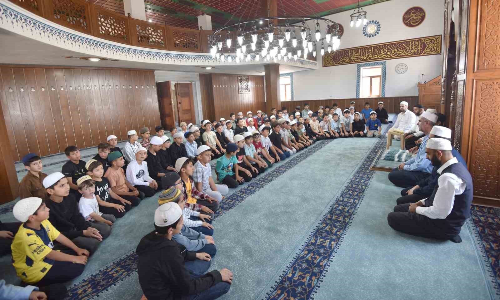 Hafızlığı bitiren öğrenci Kur’an-ı Kerim’i bir günde hatmetti