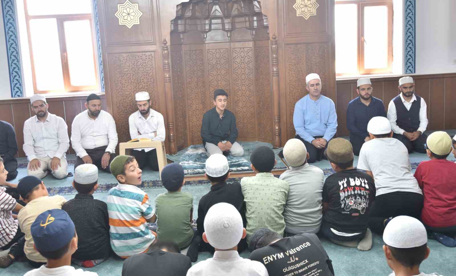 Hafızlığı bitiren &ouml;ğrenci Kur&rsquo;an-ı Kerim&rsquo;i bir g&uuml;nde hatmetti
