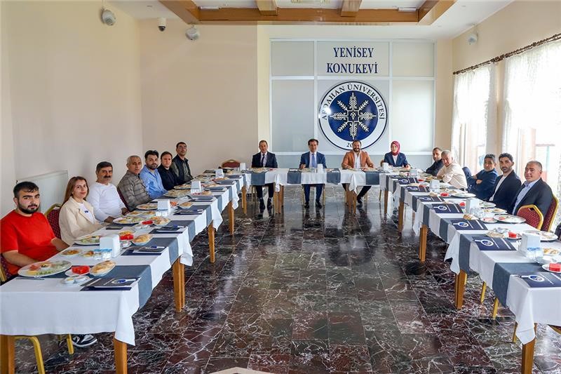 Rektör Emiroğlu, bölgenin sosyal, kültürel ve ekonomik dokusuna uygun çözümler üretmek istiyoruz