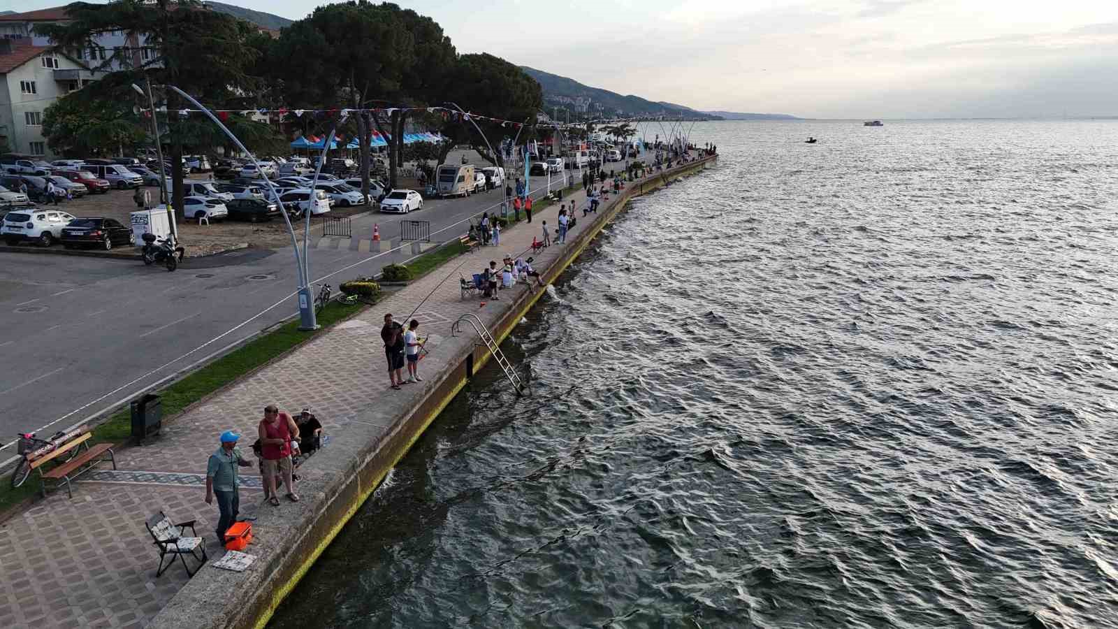 Sahilde şenlik, denizde yarış