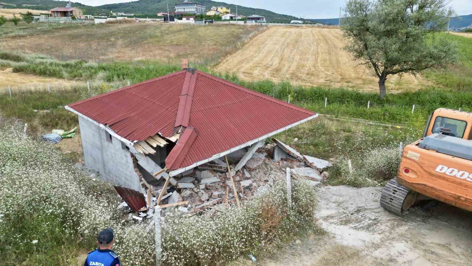 K&ouml;rfez&rsquo;de ka&ccedil;ak yapılar yıkılıyor
