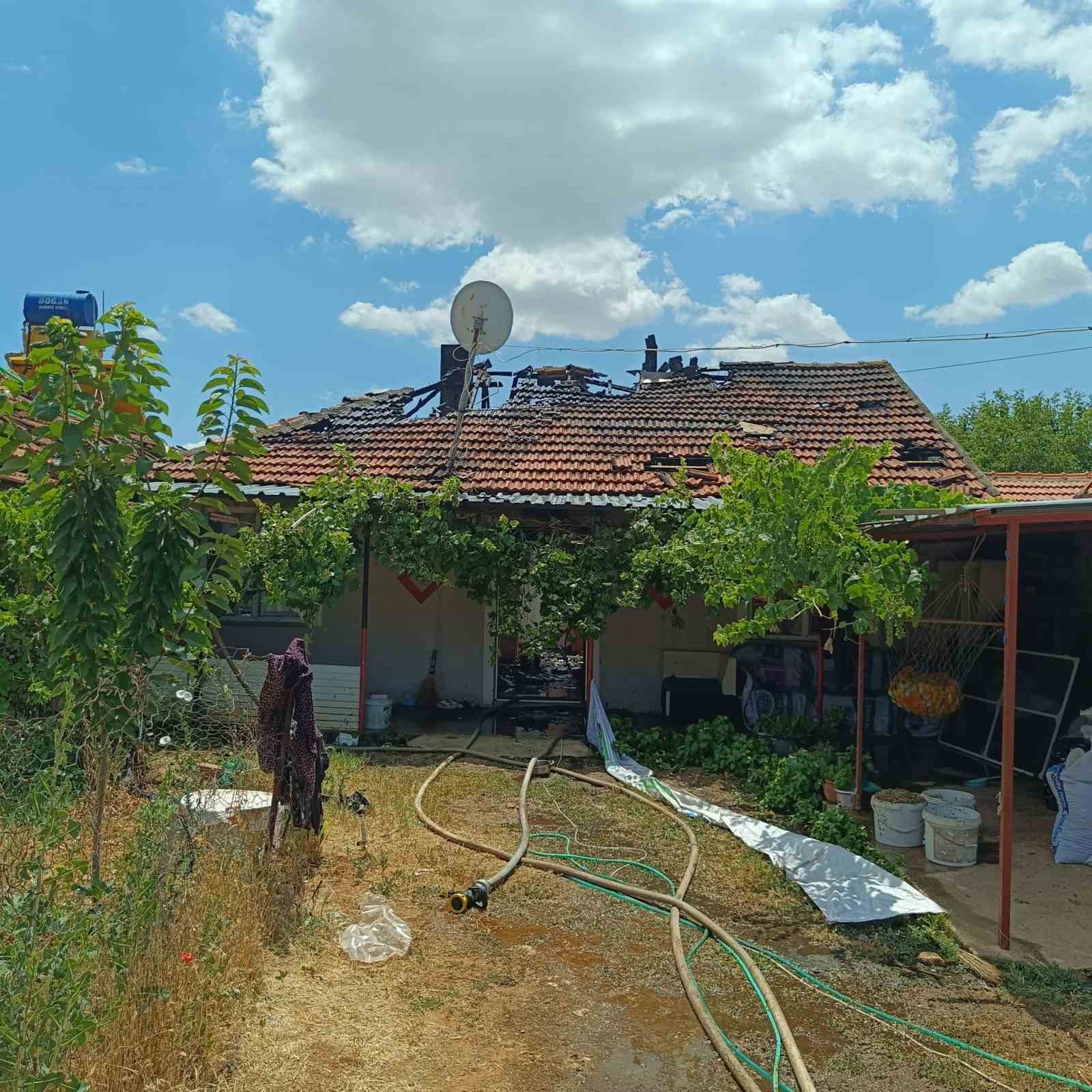 Müstakil ev yangında kullanılamaz hale geldi
