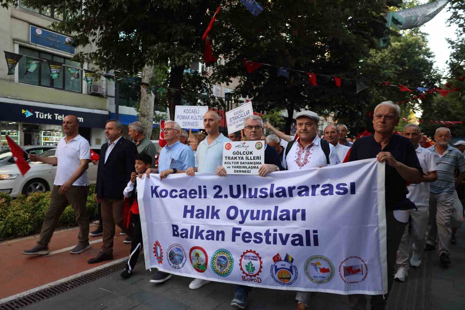 Balkan halk dansları İzmit sokaklarını şölene çevirdi