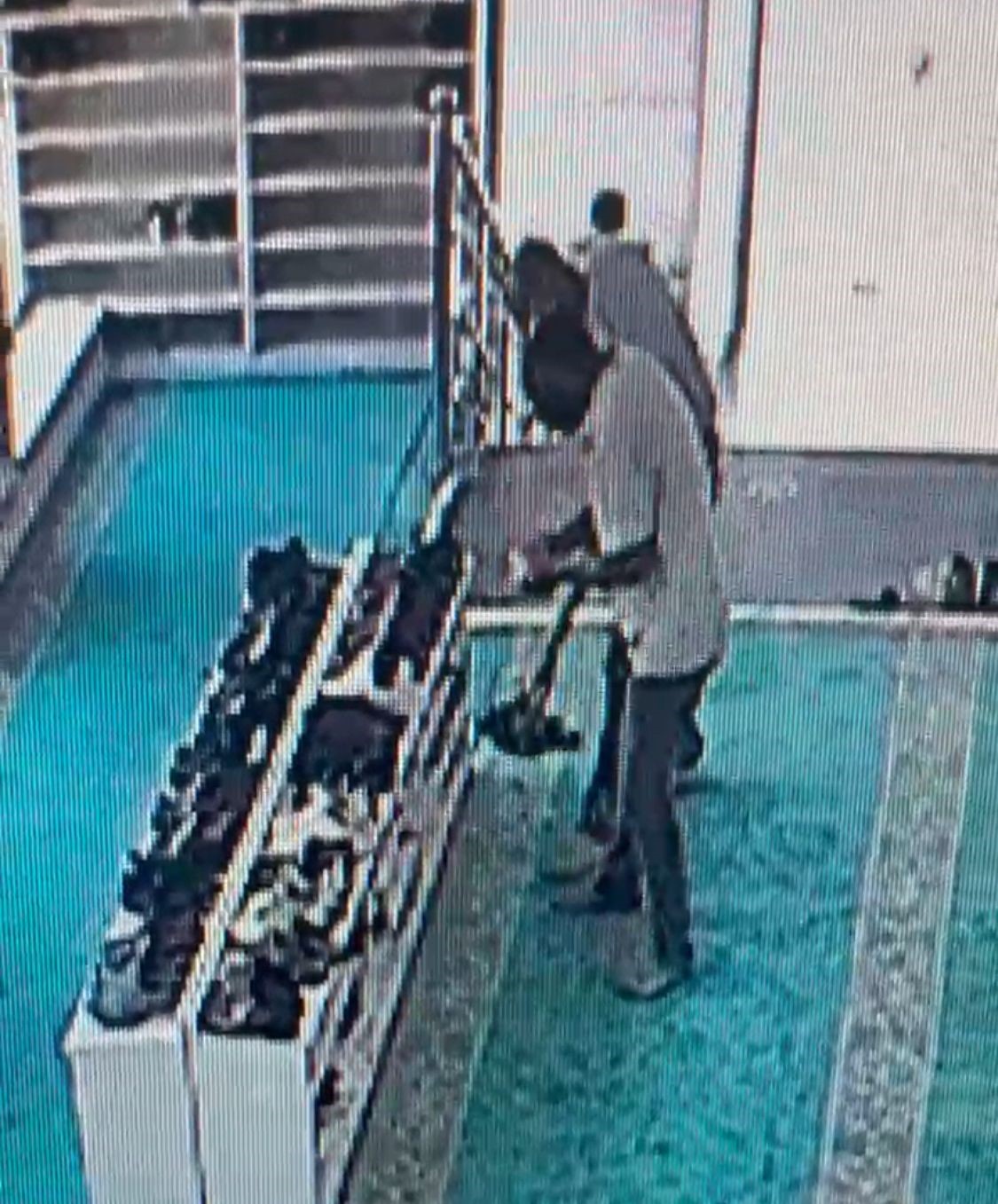 Batman’da camideki ayakkabı hırsızlığı güvenlik kamerasına yansıdı
