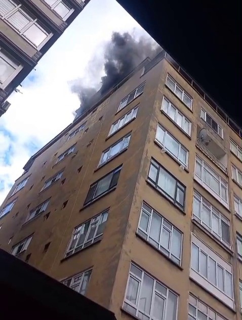 Samsun’da 9 katlı binanın çatı katında yangın paniği
