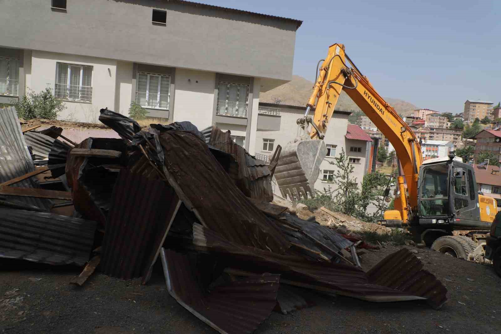 Hakkari Belediyesi metruk evleri yıkılmaya başlandı
