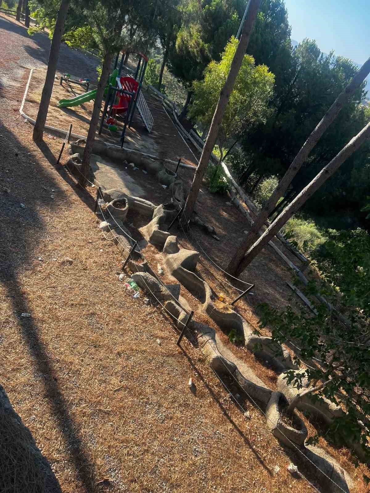 Mahalle muhtarı mesire alanındaki &ccedil;&ouml;plere isyan etti
