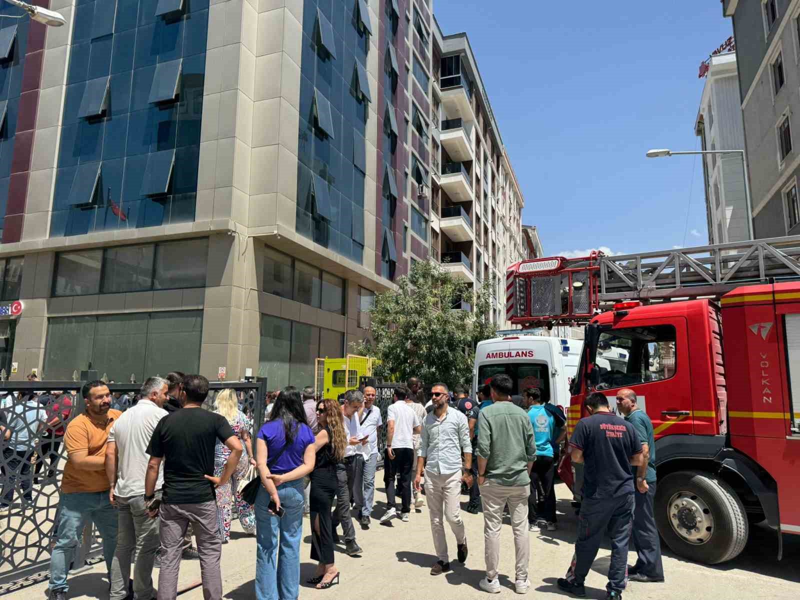 Van‘ın İpekyolu Belediyesi hizmet binasında yangın çıktı