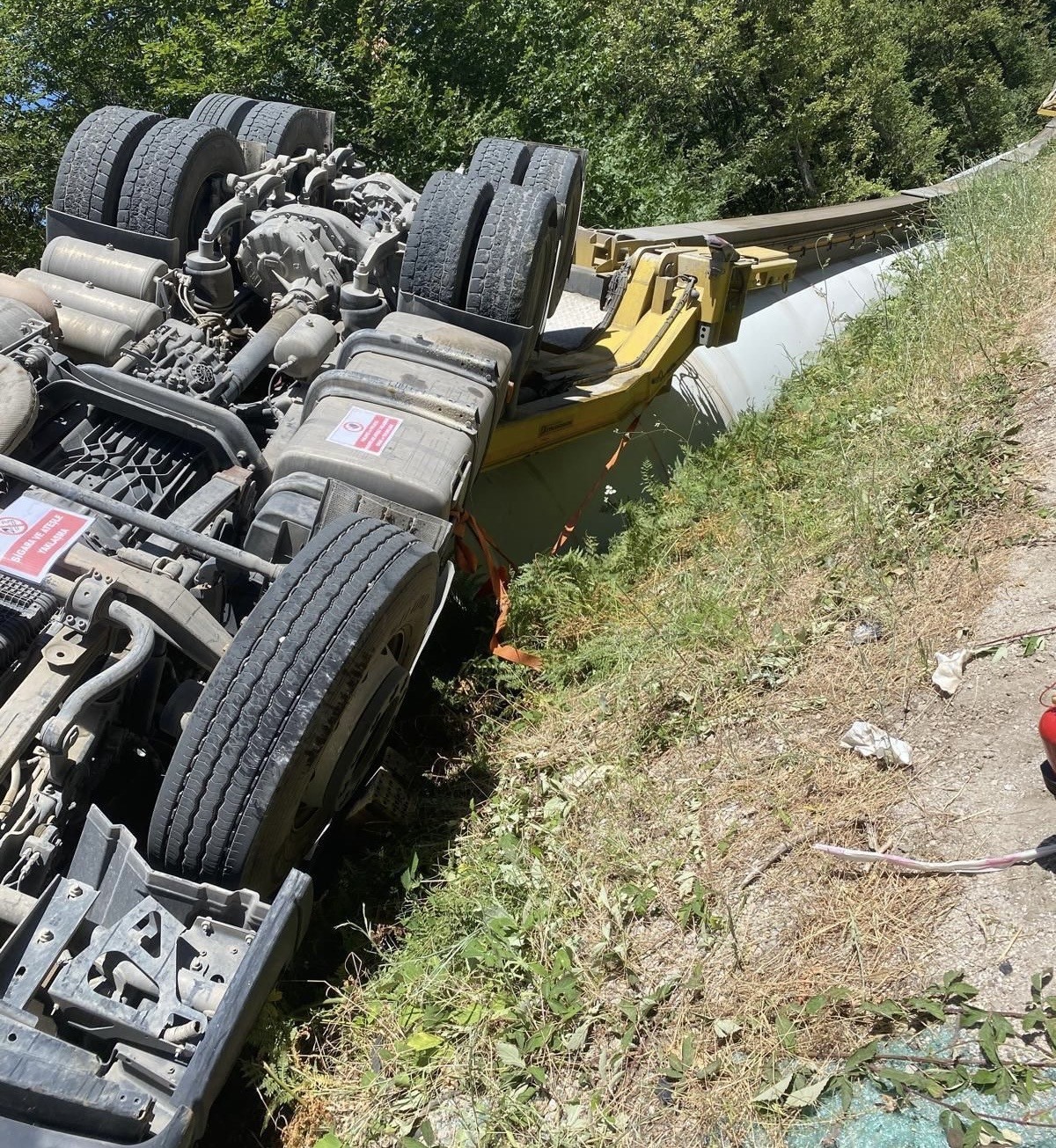 Gönen’de rüzgar türbini kanadı taşıyan tır devrildi: Sürücü hafif yaralandı