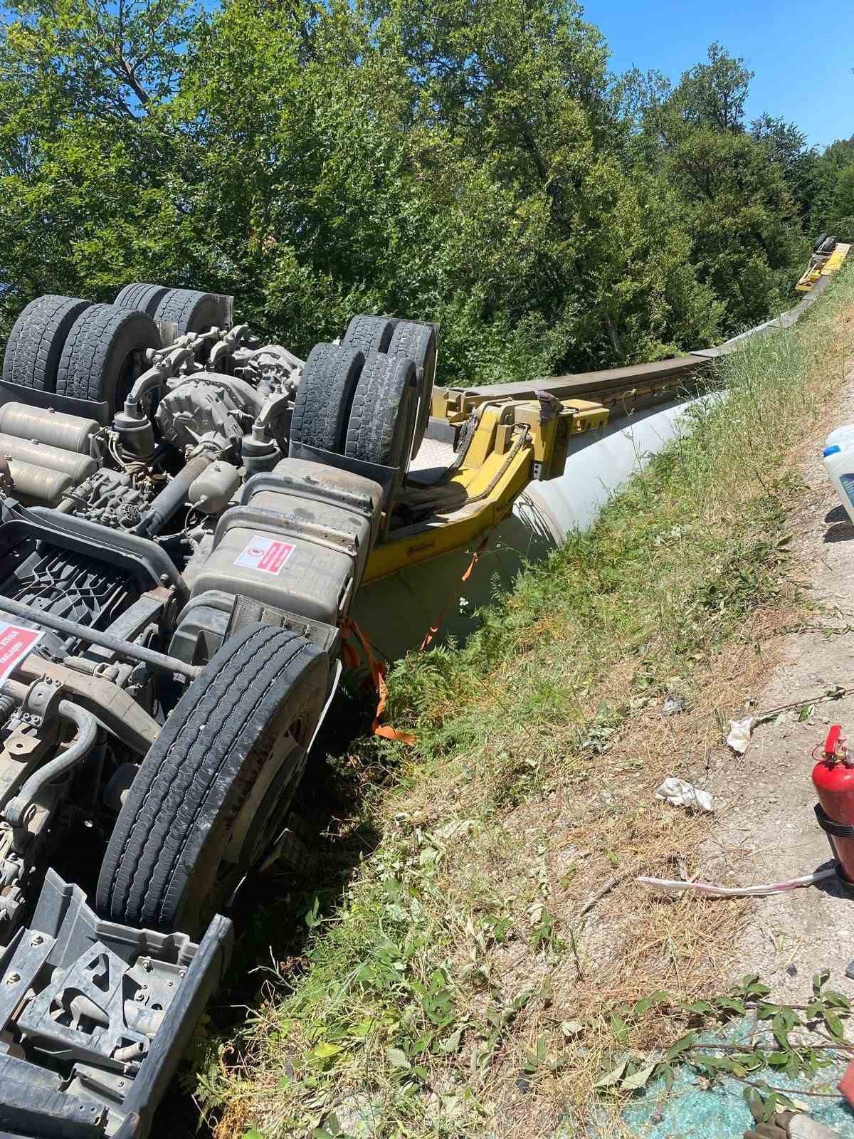 G&ouml;nen&rsquo;de r&uuml;zgar t&uuml;rbini kanadı taşıyan tır devrildi: S&uuml;r&uuml;c&uuml; hafif yaralandı
