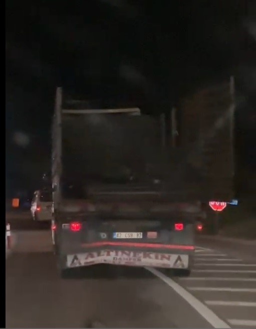 Damperinin arka kapağı açık şekilde seyreden kamyonun sürücüsüne ceza
