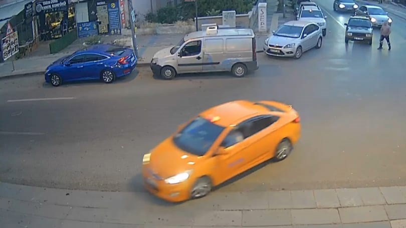 Ankara&rsquo;da trafikte s&uuml;r&uuml;c&uuml;lerin kavgası kamerada
