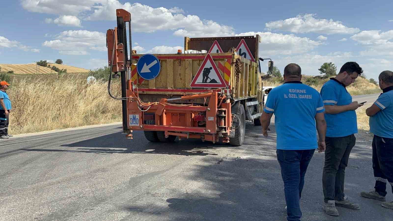 Kamyona &ccedil;arpan motosikletli yaralandı
