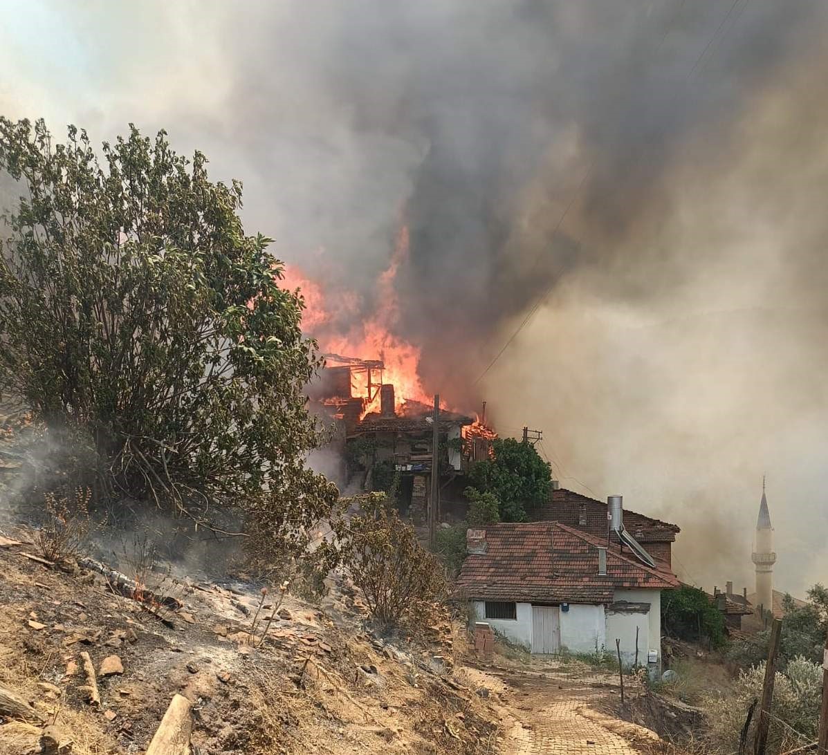 Ödemiş’te alevler içinde kalan evler küle döndü