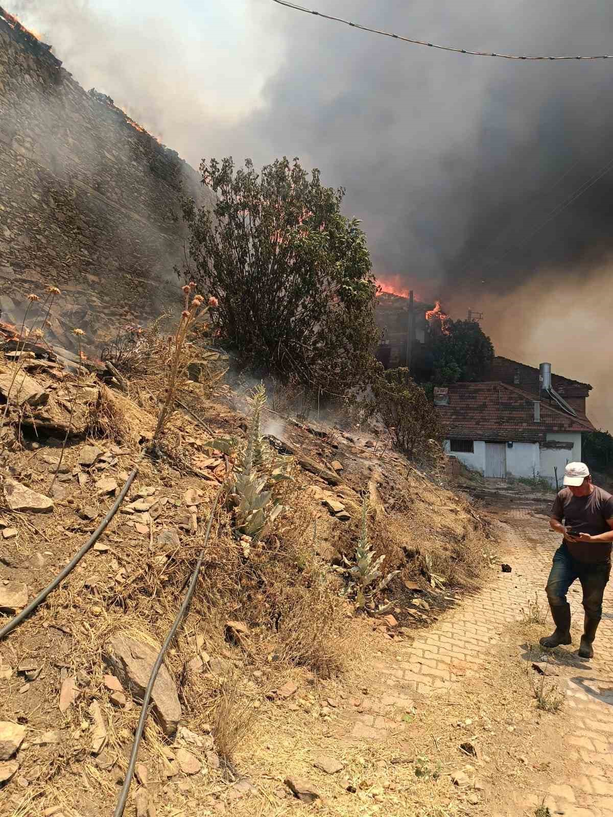 &Ouml;demiş&rsquo;te alevler i&ccedil;inde kalan evler k&uuml;le d&ouml;nd&uuml;
