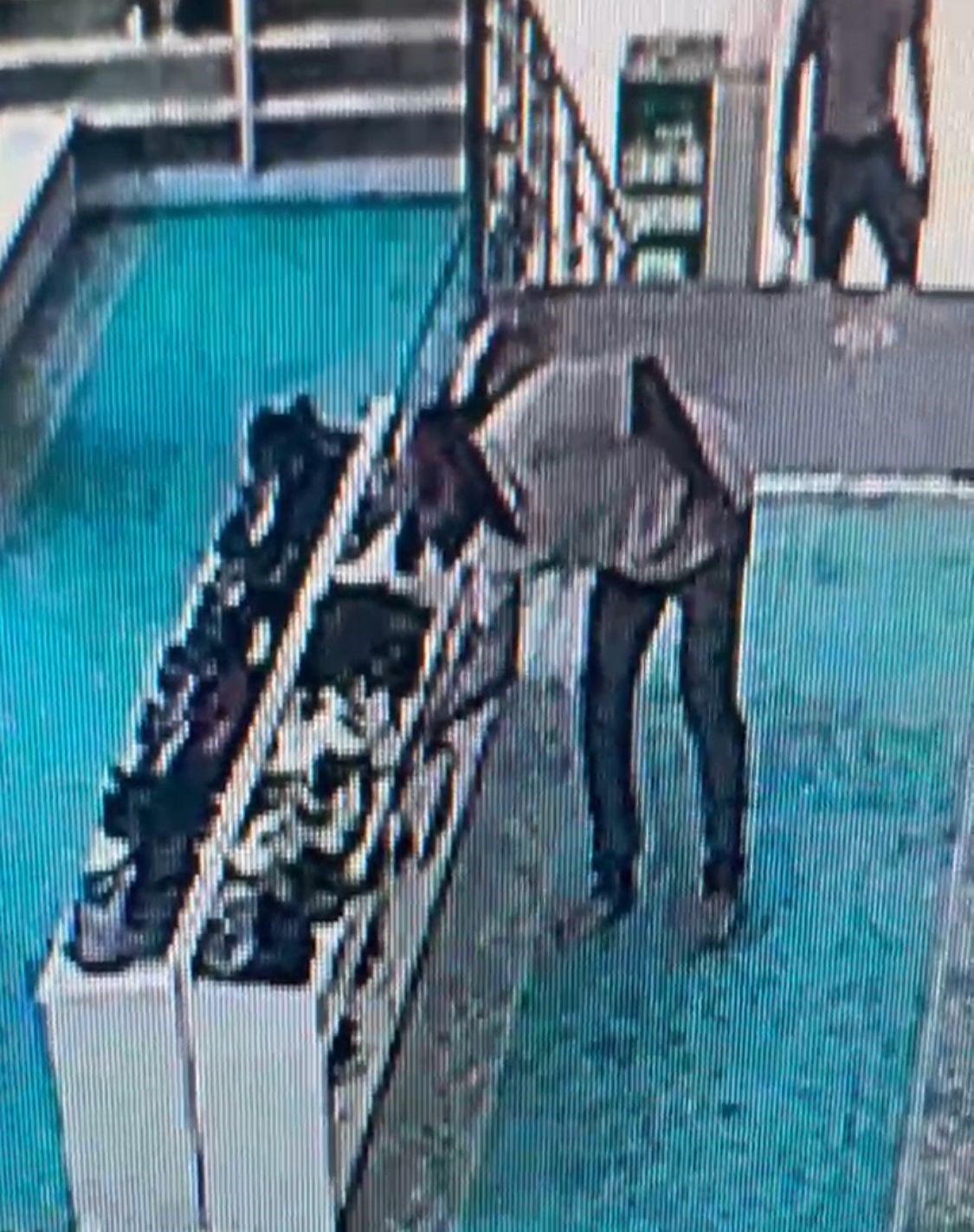 Batman’da camideki ayakkabı hırsızlığı güvenlik kamerasına yansıdı