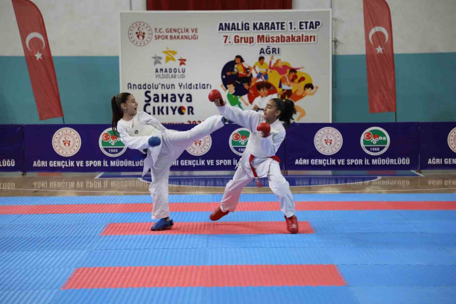 Genç karateciler Ağrı’da madalya için ter döktü