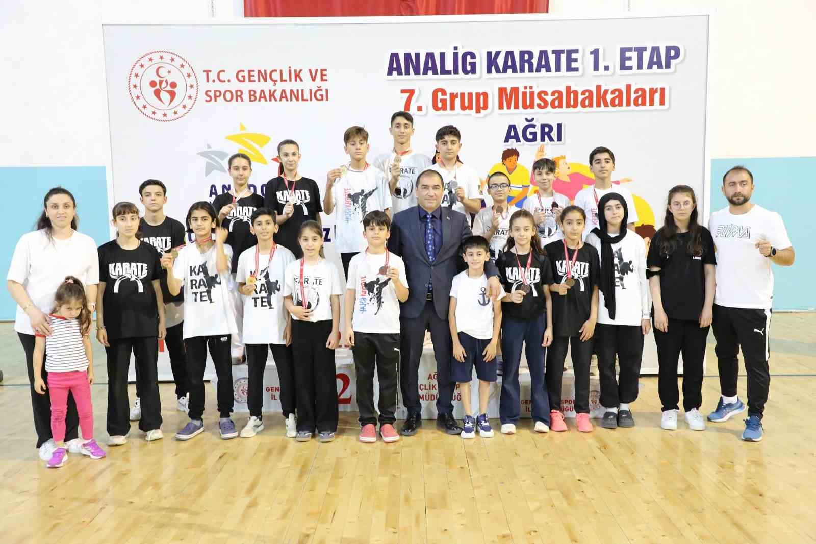 Gen&ccedil; karateciler Ağrı&rsquo;da madalya i&ccedil;in ter d&ouml;kt&uuml;
