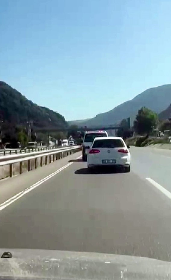 Sirenleri umursamayıp, orman yangına giden ekibe yol vermemişti: O sürücüye ceza kesildi