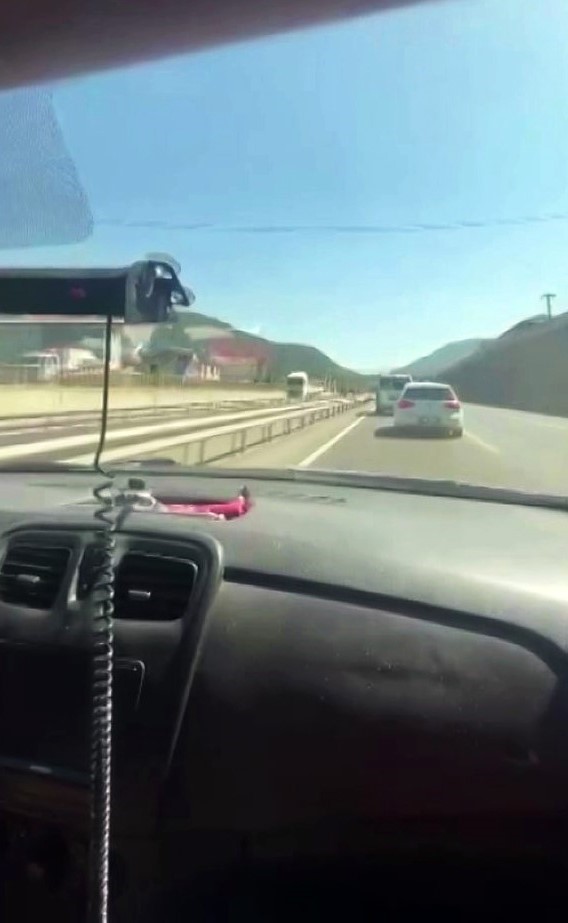 Sirenleri umursamayıp, orman yangına giden ekibe yol vermemişti: O s&uuml;r&uuml;c&uuml;ye ceza kesildi
