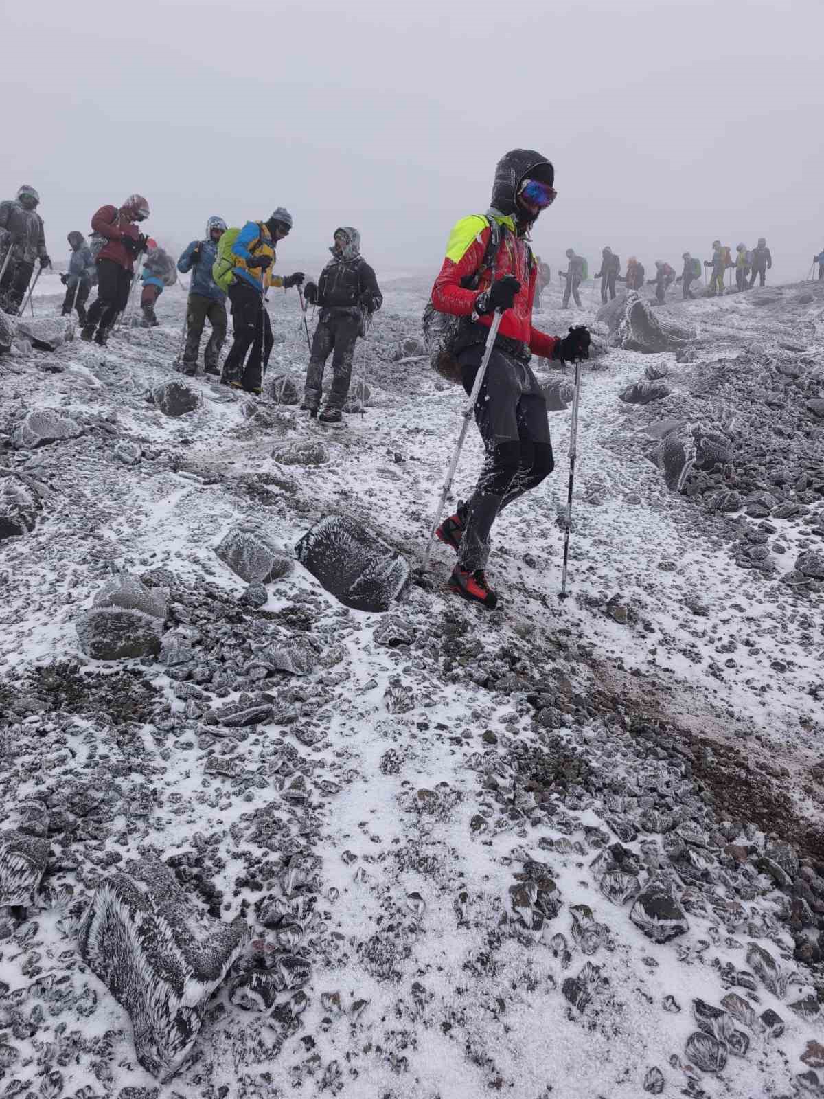 Ağrı Dağı&rsquo;nda temmuz soğuğu: Zirvede eksi 35 derece
