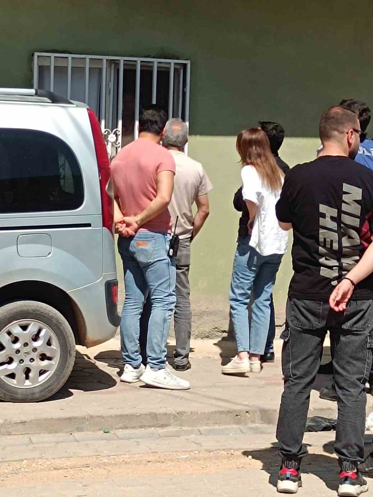 Mardin&rsquo;de eşini ve &ccedil;ocuklarını bı&ccedil;akla rehin alan kişi g&ouml;zaltına alındı
