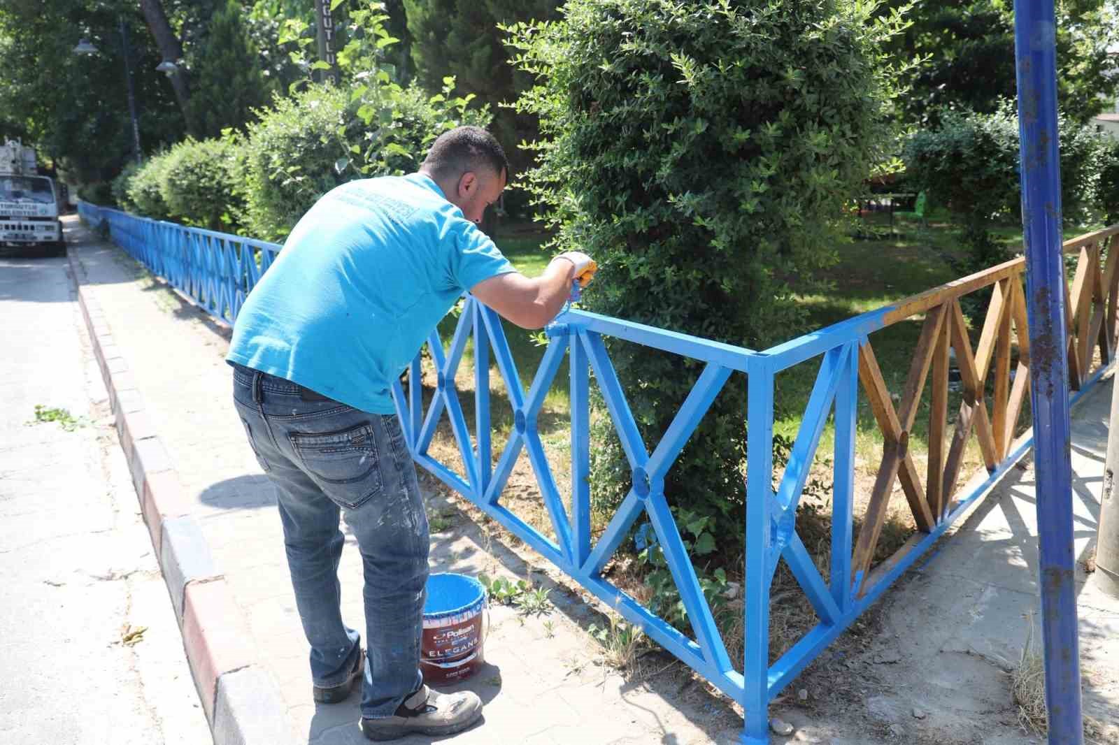 Turgutlu Belediyesi Park ve Bah&ccedil;eler M&uuml;d&uuml;rl&uuml;ğ&uuml; ekipleri kenti g&uuml;zelleştiriyor
