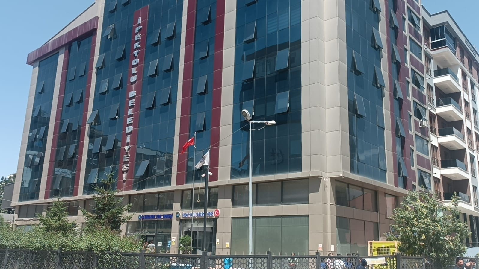 İpekyolu Belediye binasındaki yangını işten &ccedil;ıkarılan iş&ccedil;iler fark etti
