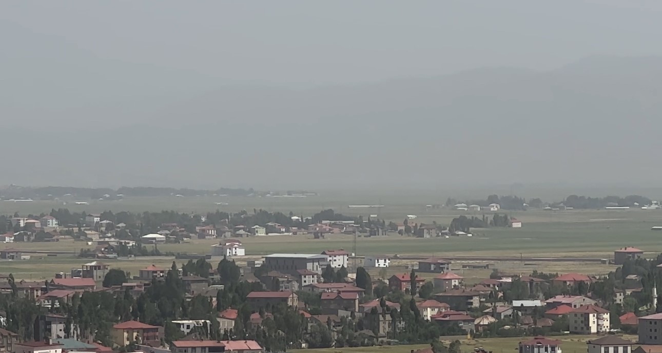 Yüksekova’nın dağları toz bulutu altında kaldı