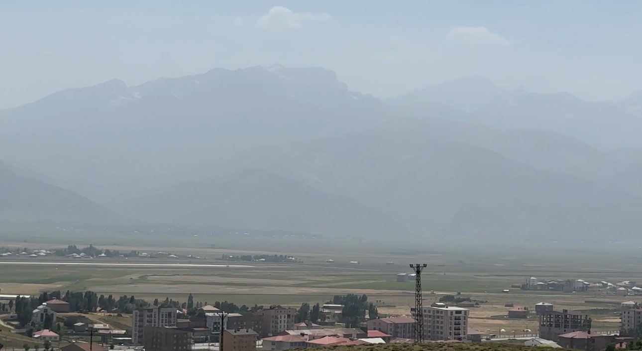 Yüksekova’nın dağları toz bulutu altında kaldı