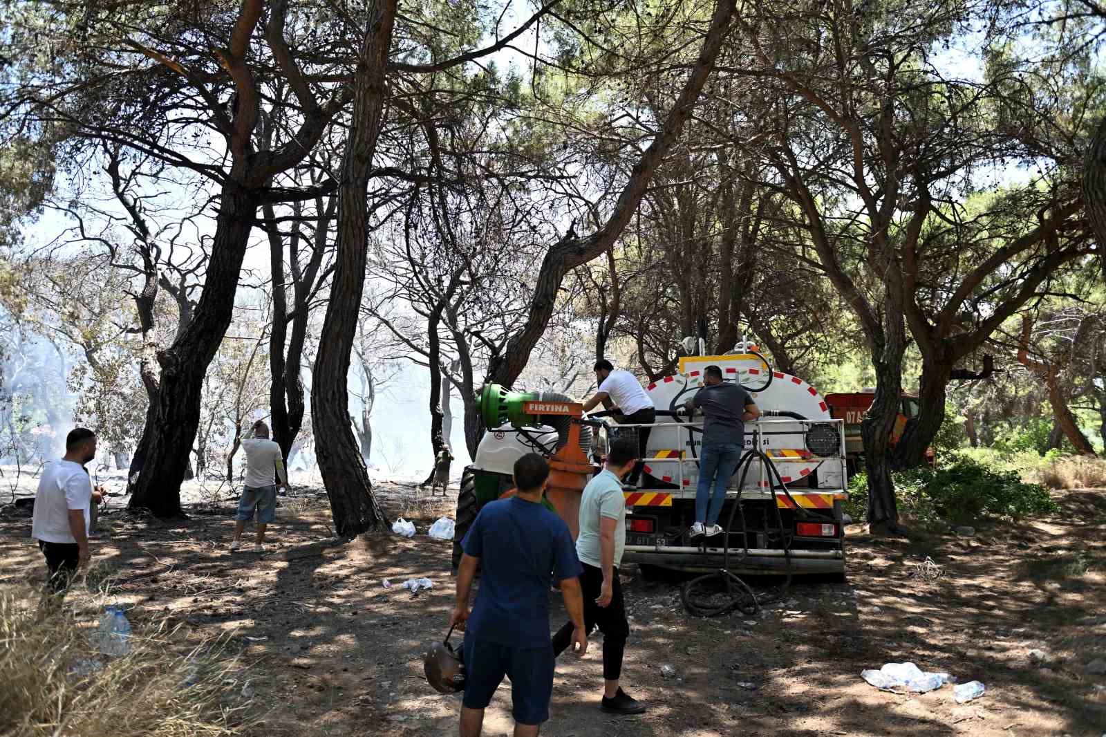 Muratpaşa, 19 ara&ccedil;la yangına m&uuml;dahale etti
