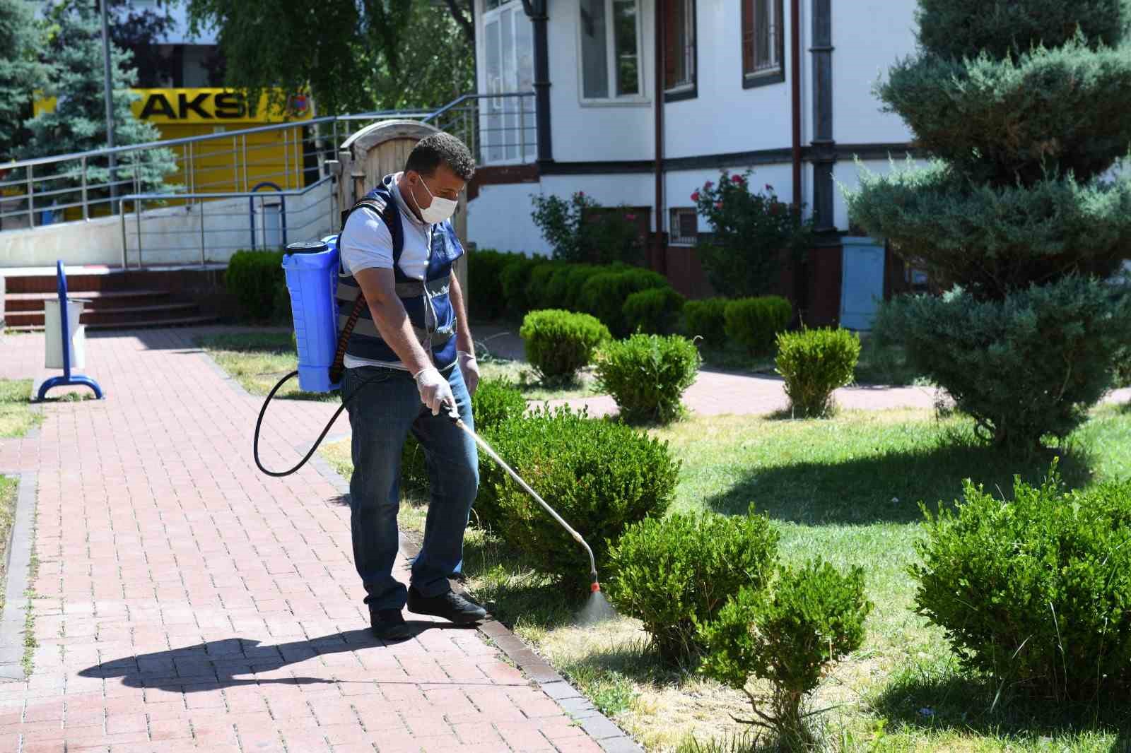 Kahramankazan Belediyesi haşere mesaisinde
