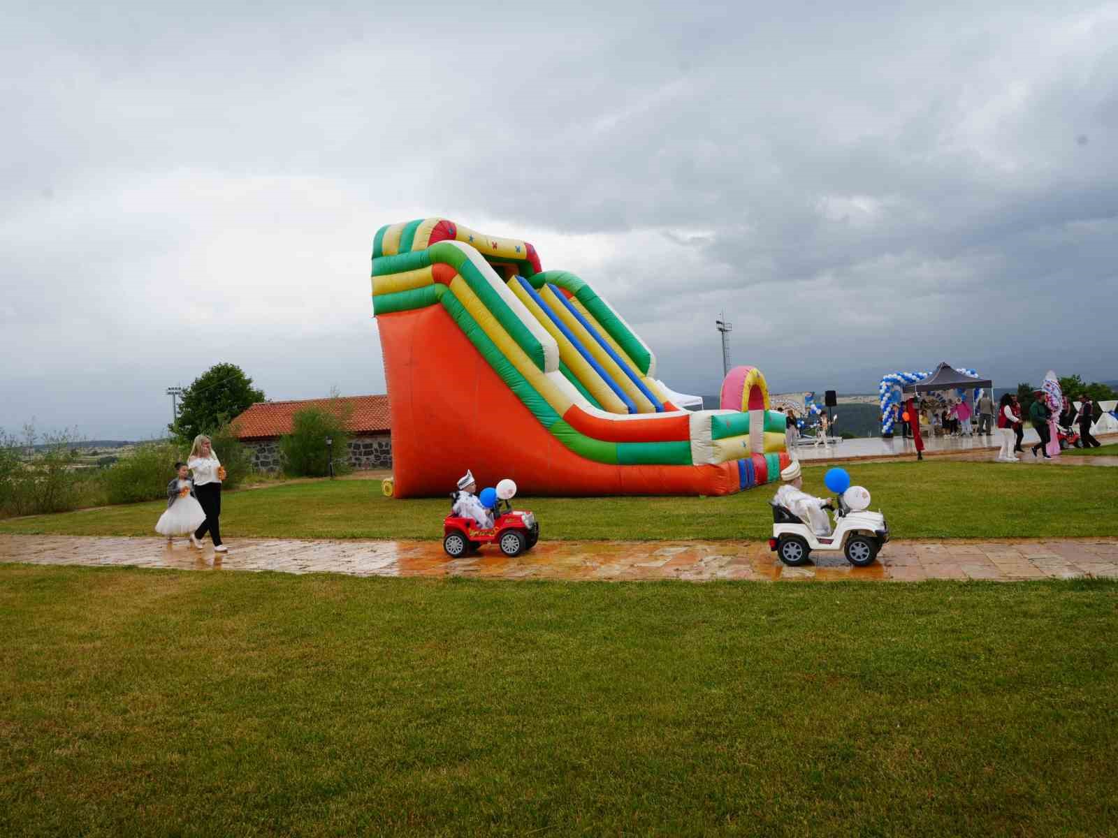 529 yıllık vakıf geleneği yaşatıldı: 22 &ccedil;ocuk s&uuml;nnet şenliğinde doyasıya eğlendi
