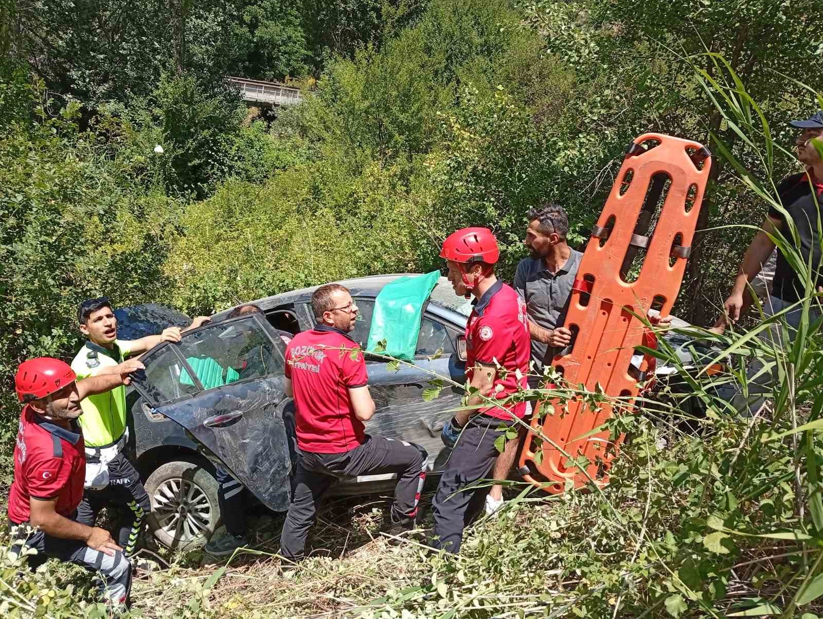 Bozüyük’te şarampole devrilen otomobildeki 3 kişi yaralandı