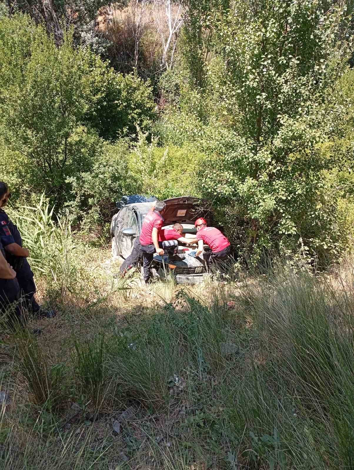 Boz&uuml;y&uuml;k&rsquo;te şarampole devrilen otomobildeki 3 kişi yaralandı
