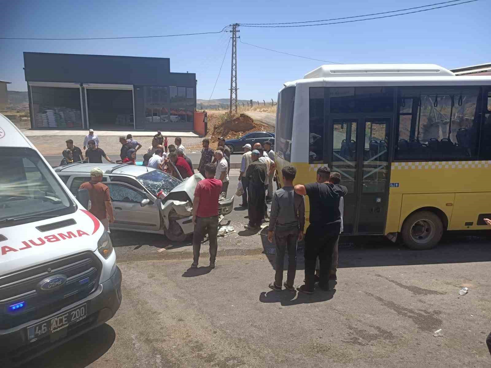 Otomobil otob&uuml;se &ccedil;arptı: 2 yaralı
