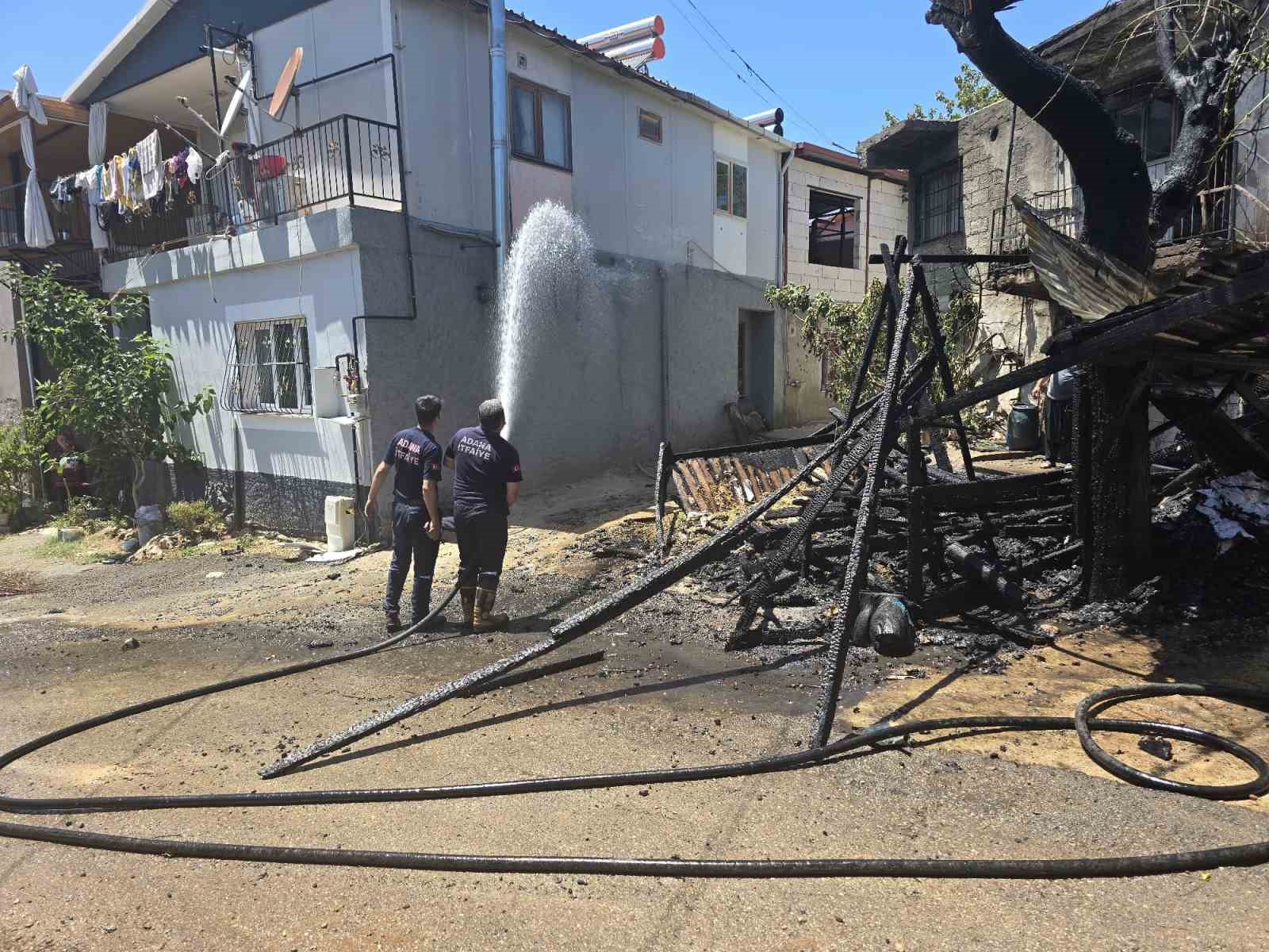 Çardak yangını mahalleliyi korkuttu