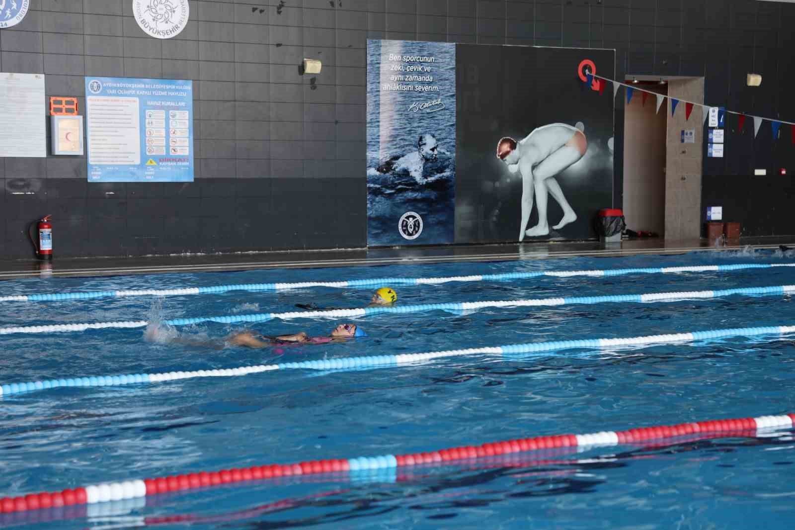 Aydınlı Minikler B&uuml;y&uuml;kşehir Belediyesi ile y&uuml;zmeyi &ouml;ğreniyor
