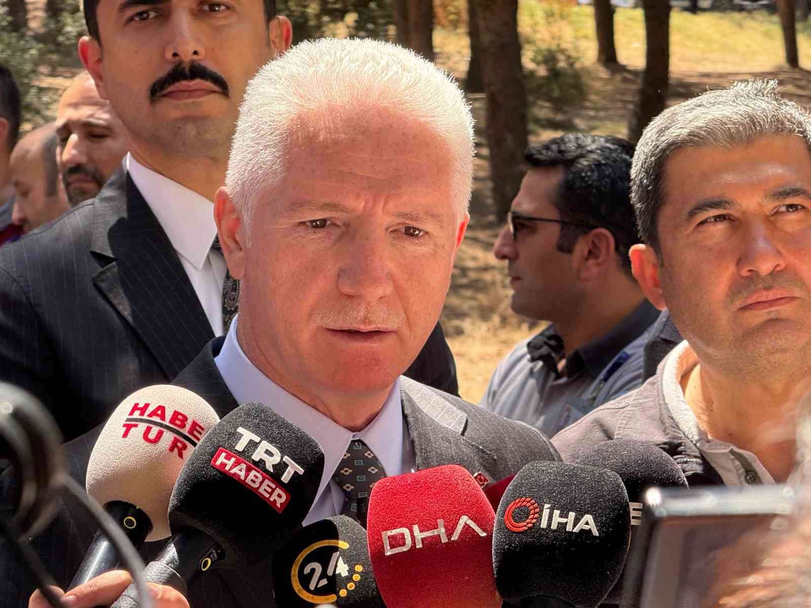 İstanbul Valisi Davut G&uuml;l, Sultangazi Kent Ormanı&rsquo;nda incelemelerde bulundu: "Yangın kontrol altına alındı"
